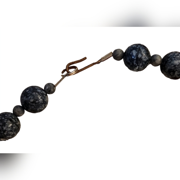 Black and Grey Jasper Beads with Dyed Pink Mother Of Pearl Necklace EUC Vintage - Picture 2 of 6